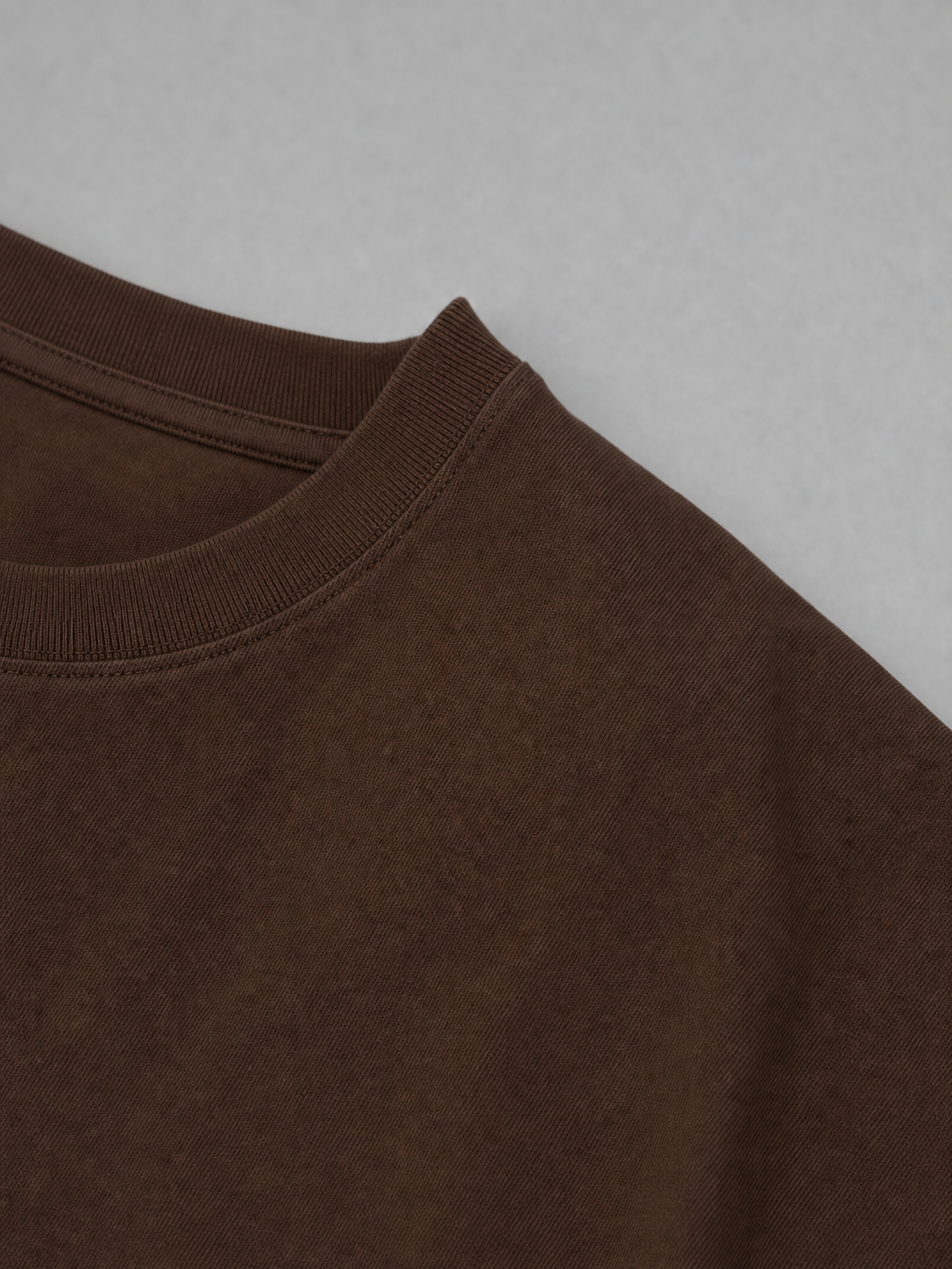 HAMAM TEE Brown neckline